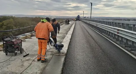 Около 50 куб. м бетон са излети за свързване на фугата между последните два ремонтирани участъка на Дунав мост при Русе