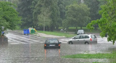 Дъжд като за половин месец удави Русе за 16 минути