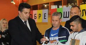 Момчето с множеството рекорди посрещнато като герой в родния клуб