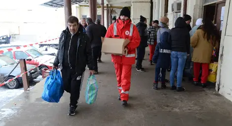 Гол до кръста мъж отпразнува с кючек хранителните помощи