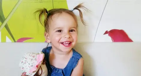 Малката Лори има нужда от помощ, за да тича, танцува и лудува