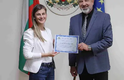 Росица Георгиева удостоена с грамота от областния управител на Русе Драгомир Драганов за изпълнението на здравната програма „Бързи герои 112“ Росица Георгиева удостоена с грамота от областния управител на Русе Драгомир Драганов за изпълнението на здравната програма „Бързи герои 112“