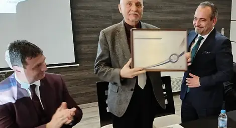 Добри Митрев връчи на Красимир Ениманев почетна грамота от БСК под аплодисментите на форума и на новия председател Иван Ениманев.