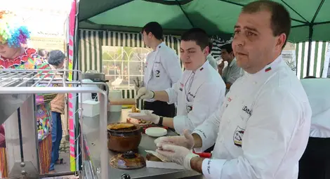 Шеф Ивайло Димитров /на преден план/ е амбициран да превърне &bdquo;Теодора Палас&ldquo; в пристан на добрия вкус.  Снимка: Красимир СТОЯНОВ