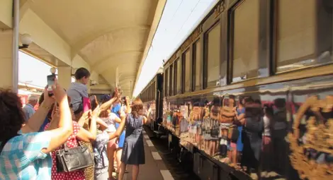 Главният барман на „Ориент експрес“ Игнасио: Усещането да пътуваш с този влак е все едно се връщаш назад в историята Главният барман на „Ориент експрес“ Игнасио: Усещането да пътуваш с този влак е все едно се връщаш назад в историята