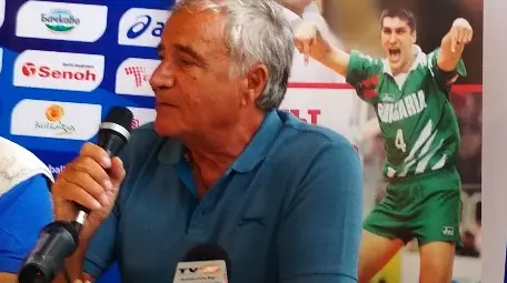 Сашо Тодоров се радва, че школата на възпитаника му дава нови национали. Снимка: Георги ХРИСТОВ