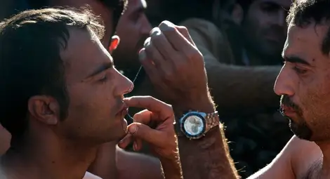 Мигранти си зашиха устните, Македония ги връща обратно на Гърция