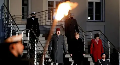 Германската армия изпрати Меркел с парад и пънк музика (СНИМКИ/ВИДЕО)