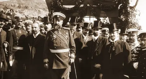 Цар Фердинанд I, премиерът Александър Малинов и други официални лица при обявяването на независимостта на България.