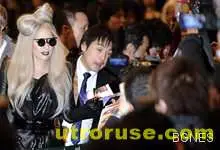 Лейди Гага дебютира на сцената след операцията