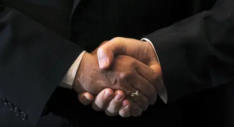 Дългото ръкостискане предизвиква безпокойство Дългото ръкостискане предизвиква безпокойство