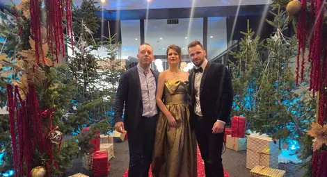 Свет Радославов, Деница Тиханова и Сунай Чалъков закриха бала с изпълнение на една от вечните български песни - &bdquo;Моя страна, моя България&ldquo;. 