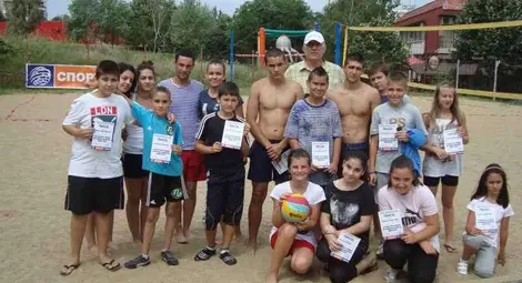 Деца играха плажен волейбол в &bdquo;Дружба&ldquo;