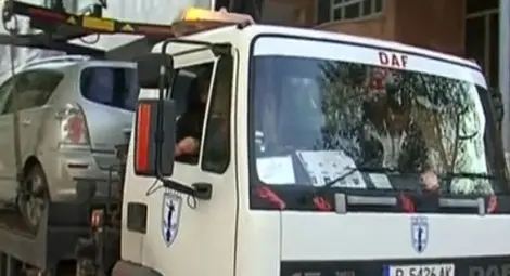 Паяк вдигнал кола с инвалиден стикер. Било по правилата