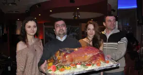 Печено прасенце и русенски вина събраха пари за спорта в училище