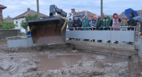 В Юделник разбивали ледена стена пред моста, за да се оттече водата
