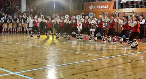 Традиционнното Коледно надиграване на Община Русе събра стотици почитатели на фолклора /галерия/