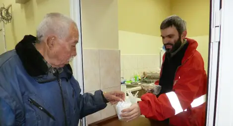 С баници и подаръци бездомниците посрещнаха новата година