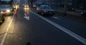 79-годишна жена се бори за оцеляване след неправилно пресичане в час пик