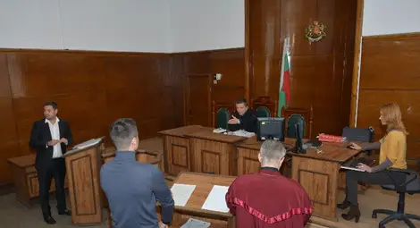 Адвокатът на &bdquo;Монтюпе&ldquo; /вляво/, юристът на РИОСВ е до прокурора /вдясно/.                                               Снимка: Бисер ТОДОРОВ