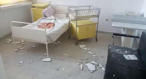 Мазилка се откърти от тавана на болнична стая до новородено бебе Мазилка се откърти от тавана на болнична стая до новородено бебе