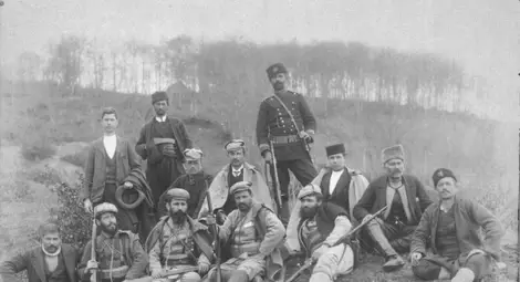 Войводите Мише Развигоров, Даме Груев, Ефрем Чучков и Атанас Бабата (първи ред отляво надясно) на Скопския конгрес на ВМОРО, 1905 г.