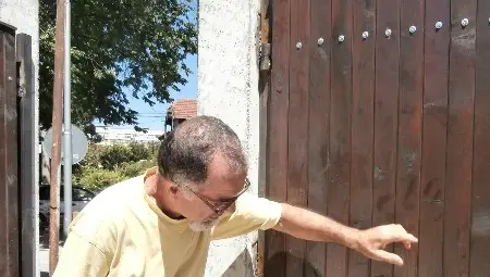 Ангел Митрофанов показва разместени дъски и появили се фуги по портата.                                                             Снимка: Авторът