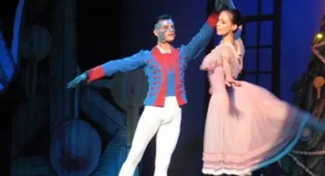 Дядо Коледа раздава подаръци след балета &bdquo;Лешникотрошачката&ldquo;