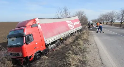 Тир катастрофира заради силен вятър край Русе