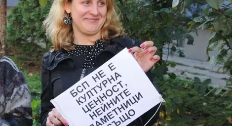 Приятелката на Радан Кънев брани уличните кучета на София