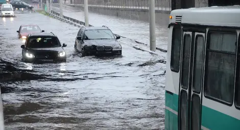 17 литра дъжд на квадрат за 30 минути блокира движението