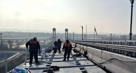 Монтира се предпазна мрежа на Дунав мост при Русе между пътната и железопътната част на съоръжението