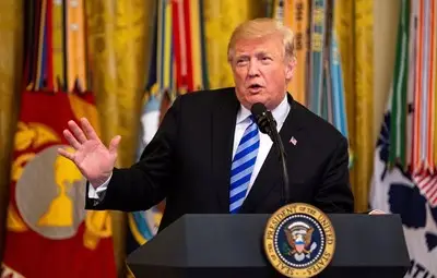 Пекин: Не подслушваме разговорите на Тръмп, да си купи китайски телефон