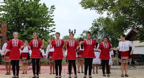 Християни и мюсюлмани в Семерджиево празнуваха Гергьовден с песни и танци