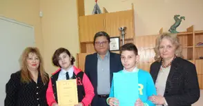 Ученици от „Възраждане“ върнаха изгубена чанта с пари и лекарства