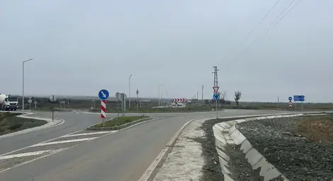 Кръгово кръстовище с осветление е изградено при пресичането на два третокласни пътя в началото на Сунгурларе