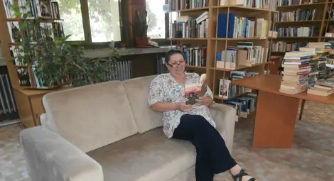 Диванчета от мола създават уют в заемната на библиотеката