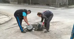 Жители на „Родина“ запълниха дупките около блоковете си