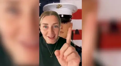 Защо стюардесите ни оглеждат от глава до пети при влизането ни в самолета