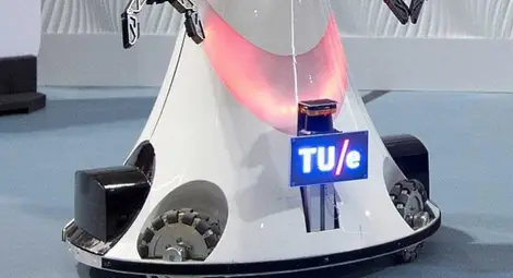 Робот се самоуби, омръзнало му да чисти