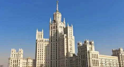 Емблематична московска сграда осъмна с украински флаг