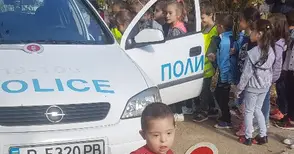 Полицейска кола паркира в двора  на „Снежанка“ за радост на децата