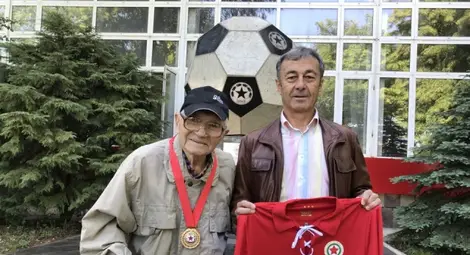 97-годишен русенски футболист на ЦСКА с юбилеен медал от &bdquo;Армията&ldquo;