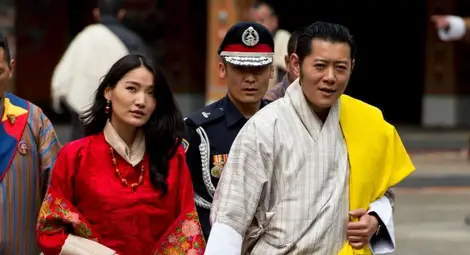 Кралят, който обикаля страната си сам, за да съветва хората как да се пазят от коронавирус