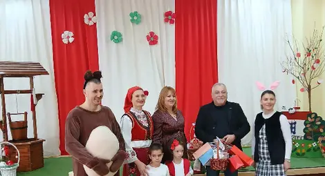 Шеста поредна година децата от ДГ "Русалка" в Русе даряват ръчно изработени мартенички на Комплексния онкологичен център