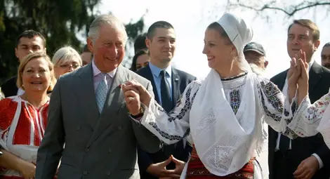 Принц Чарлс игра хоро в Румъния 