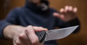 Накърнена чест накарала мъж да погне комшия с нож в ръка