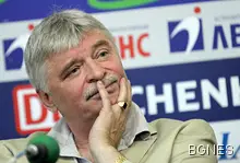 Агентът на Бербатов пристигна в Лондон