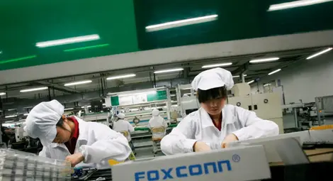 Учeници сглобявали iPhone X в завод на Foxconn