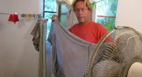 Мъж сушил дрехи в стаята си! Година по-късно, никой не можел да го познае!